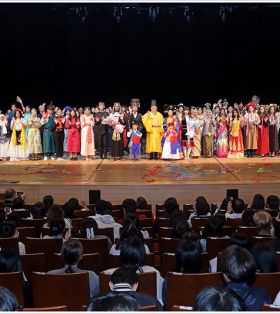 启明大学，125周年庆举办了外国留学生传统服装时装秀